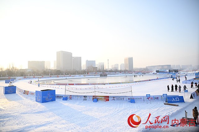 以“内冰外雪”设计比赛场地——呼和浩特市东河冰场。人民网记者 刘艺琳摄