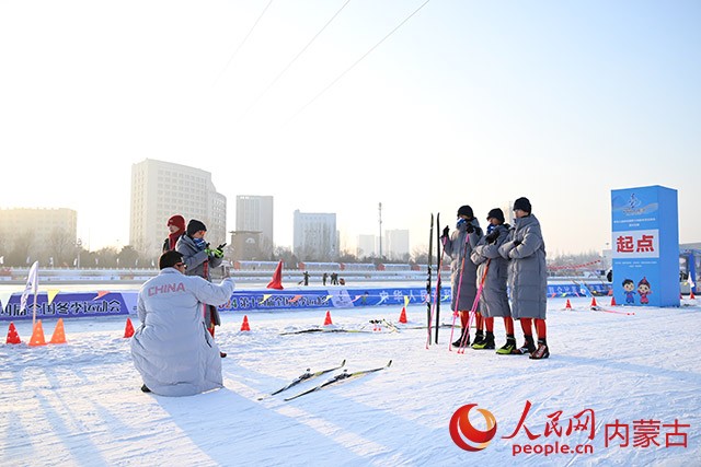 来自福建的参赛队伍在东河冰场合影留念。人民网记者 刘艺琳摄